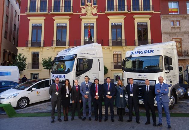 Foto de vehículos expuestos en la Jornada de GASNAM y SG Ingenieros en Murcia nov-2017