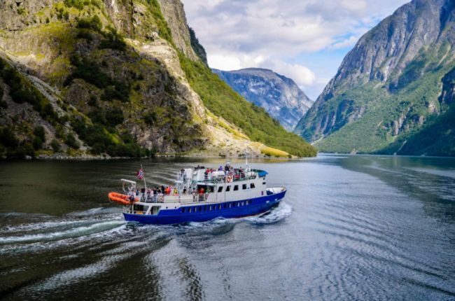barco en fiordos noruegos