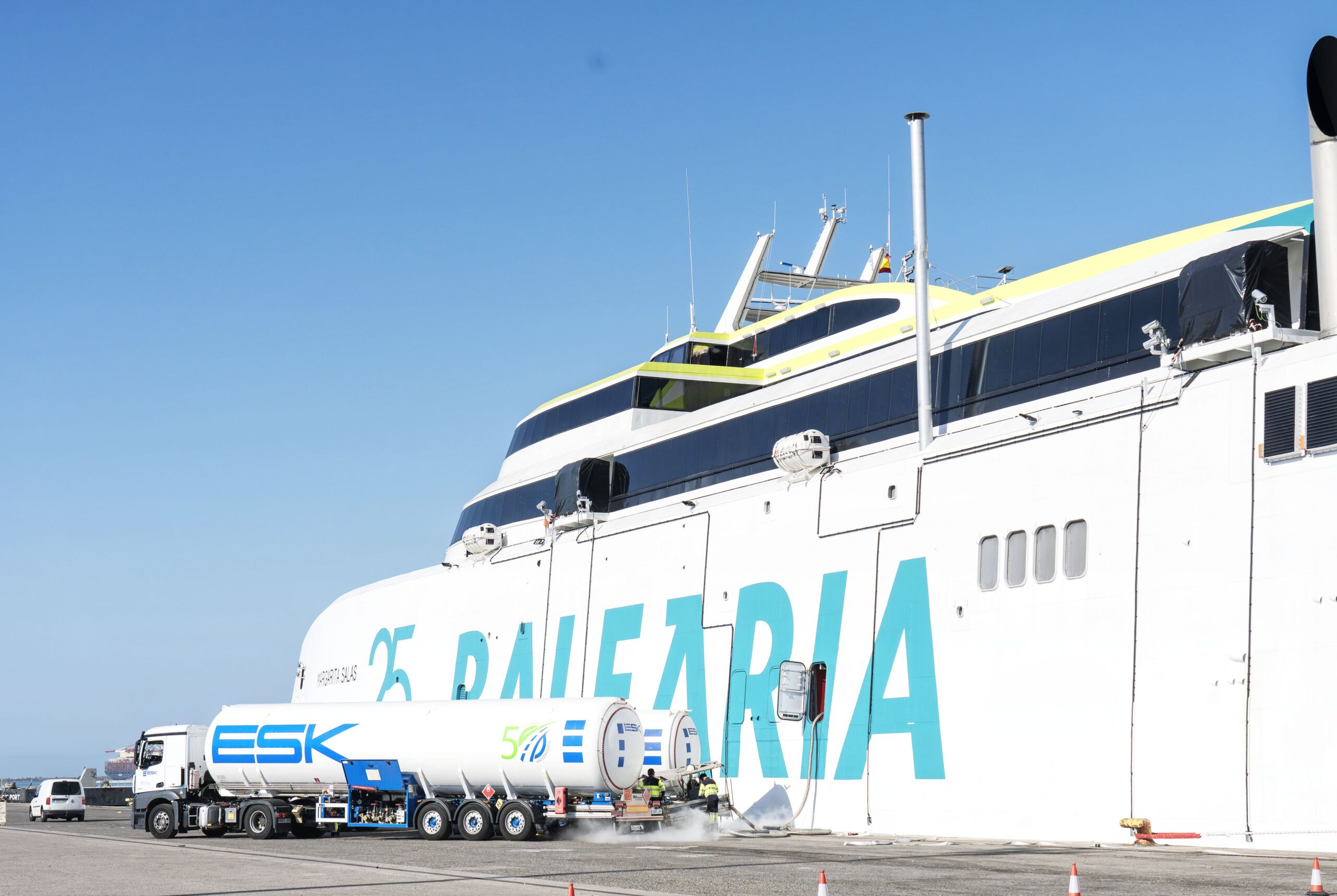 Baleària y Axpo refuerzan la descarbonización del transporte marítimo con el primer suministro de bioGNL en las terminales de Enagás
