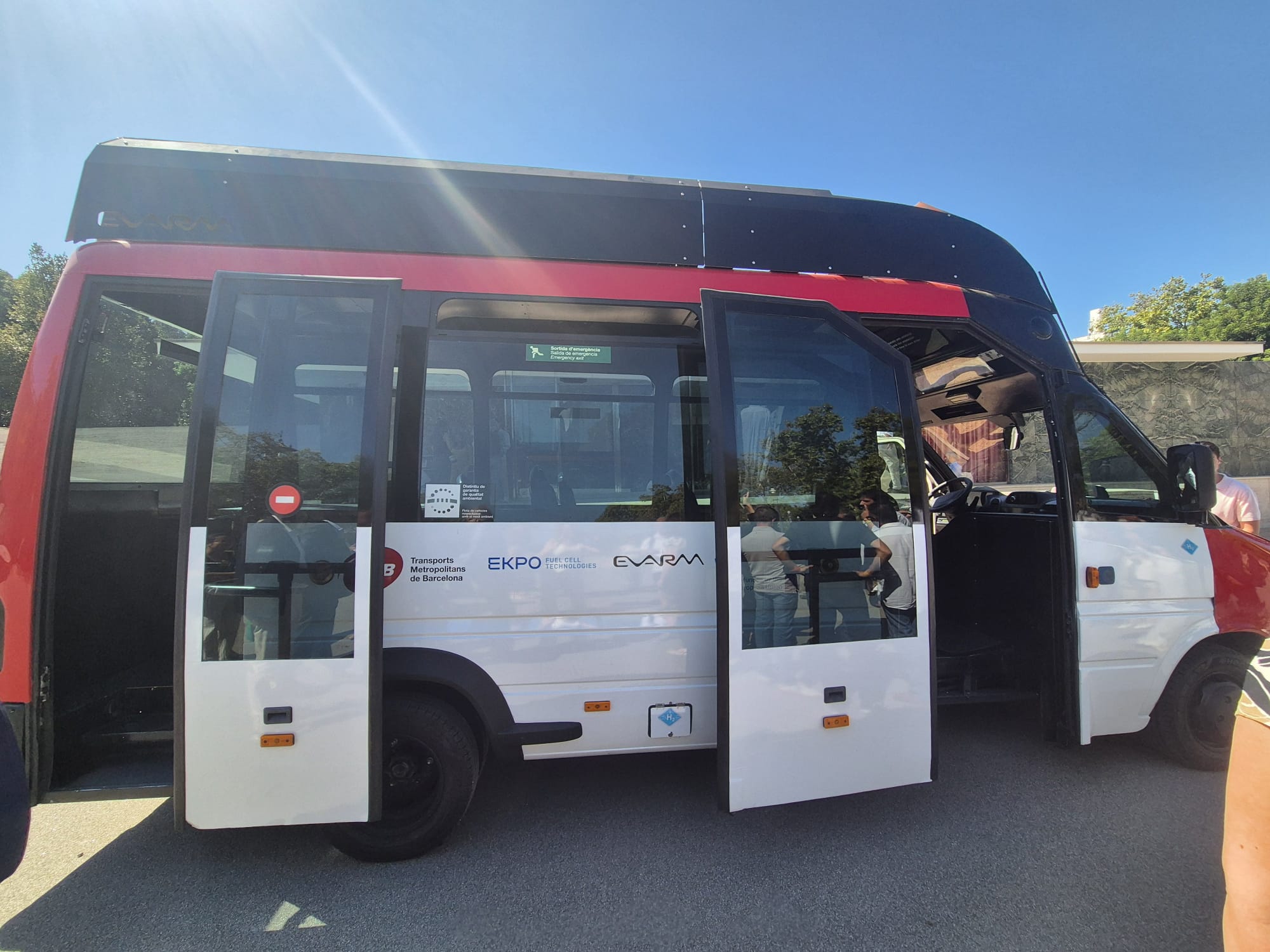 TMB y EVARM revolucionan la movilidad urbana con el primer minibús de hidrógeno renovable de España